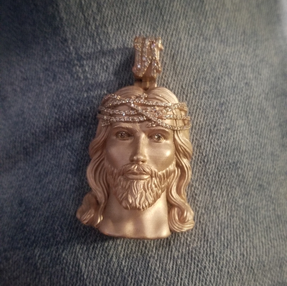14kt Jesus  with diamond  vvs